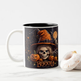 Spooky Halloween Szene mit Kürbis, Hexe, Mond Zweifarbige Tasse