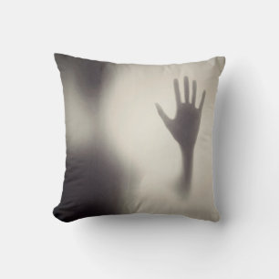 Spooky Hand auf dem Glastehauben-Kissen Kissen