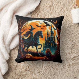 Spooky Hexe auf einem Pferd unter Vollmond Kissen