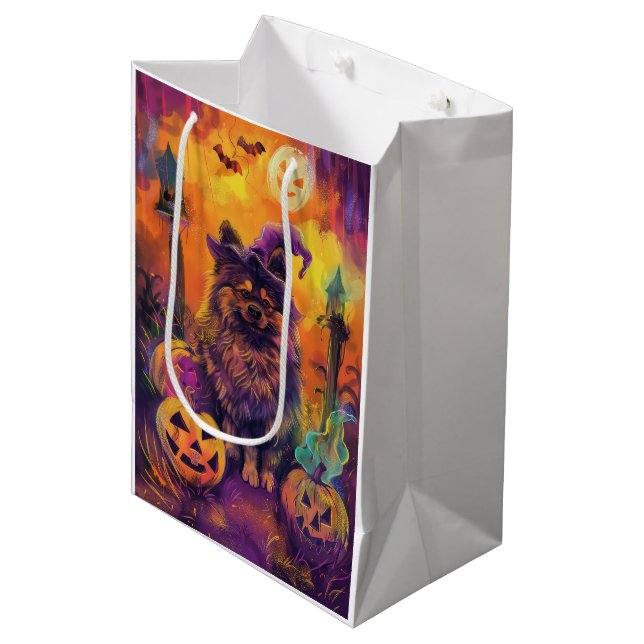 Spooky Keeshond Hund Halloween Hexe und Pumpkin Mittlere Geschenktüte (Vorderseite Schrägansicht)