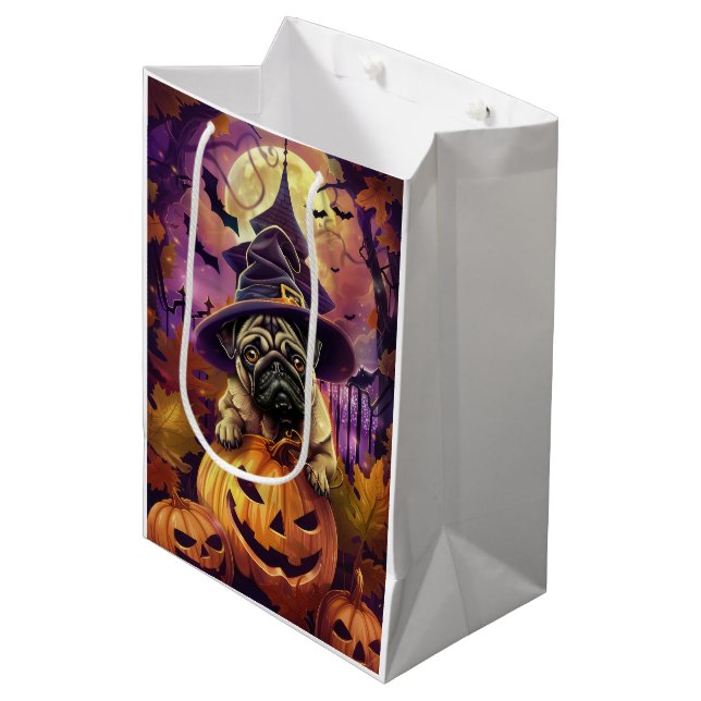 Spooky Mops Halloween Hexe und Kürbis Mittlere Geschenktüte (Vorderseite Schrägansicht)