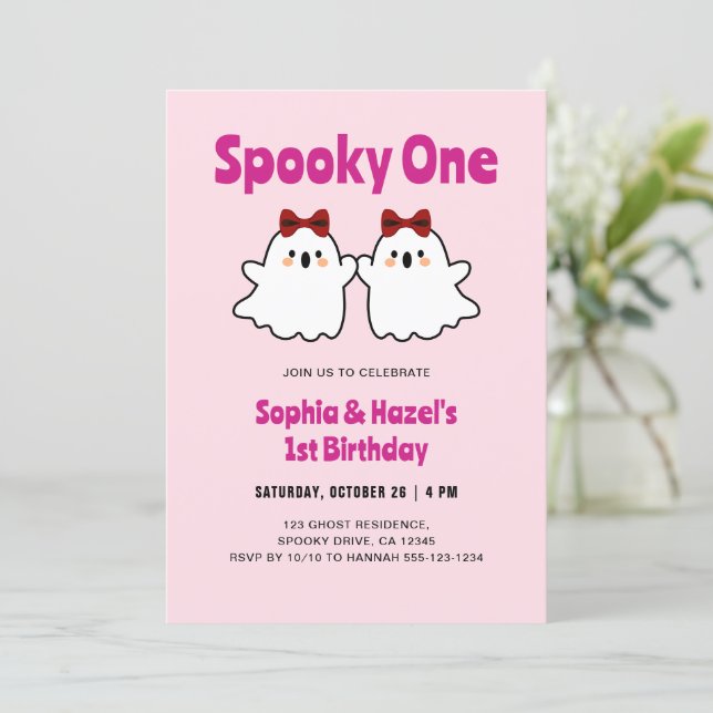Spooky One Niedlich Twin Girls Halloween 1. Geburt Einladung (Stehend Vorderseite)
