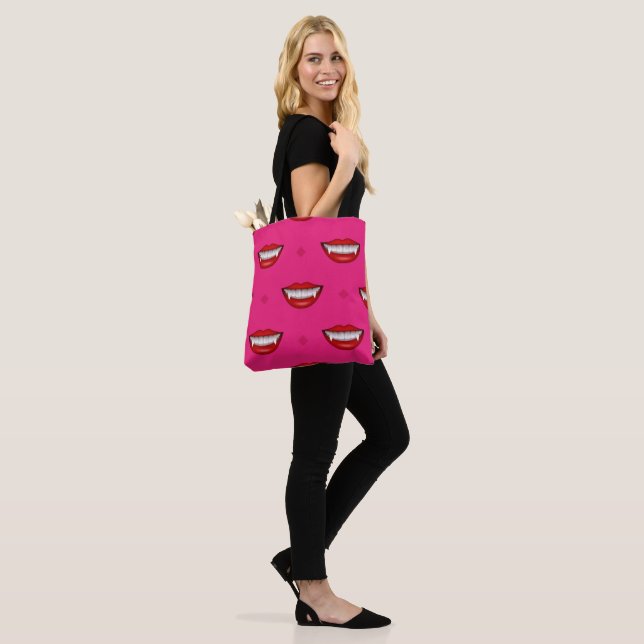 Spooky Pink Vampire Halloween Tasche (Am Model)