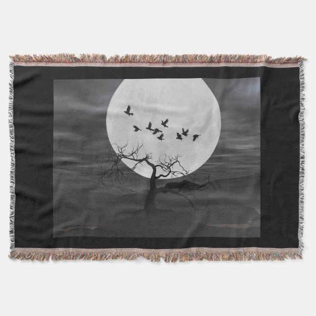 Spooky Ravens fliegen gegen den Vollmond Decke (Vorderseite)