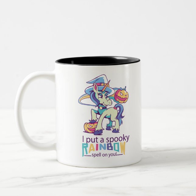 Spooky-Regenbogenzauber Halloween-Einhornhexe Zweifarbige Tasse (Links)