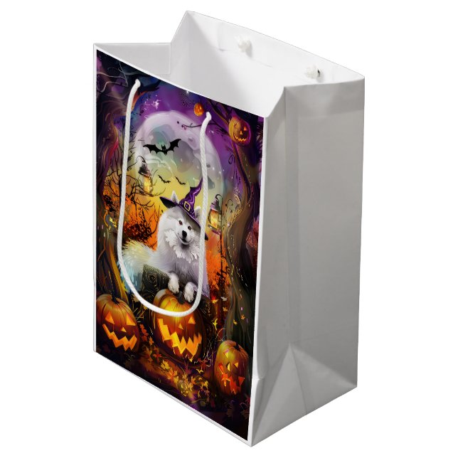 Spooky Samoyed Hund Halloween Hexe und Kürbiskröte Mittlere Geschenktüte (Vorderseite Schrägansicht)