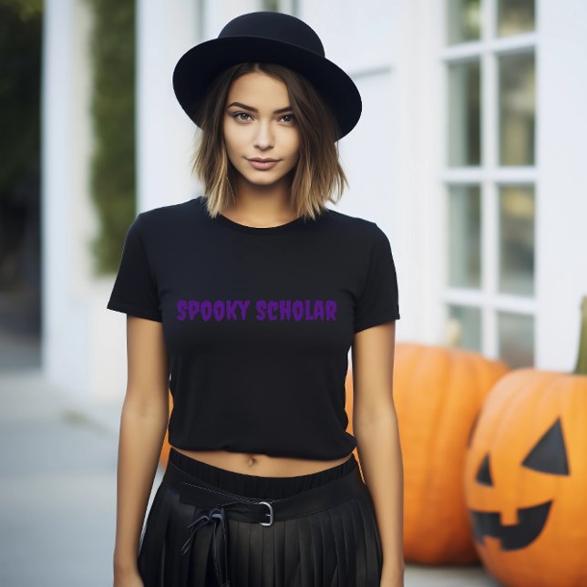 Spooky Scholar lila Typografie T-Shirt (Von Creator hochgeladen)