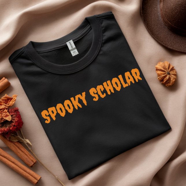 Spooky Scholar-Orangentypografie T-Shirt (Von Creator hochgeladen)
