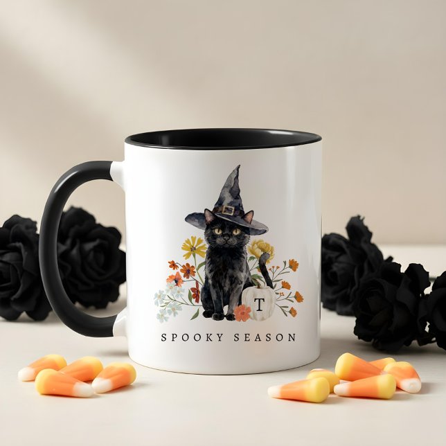 Spooky Season Black Cat Fall Cozy Floral Monogram Tasse (Spooky Season Black Cat Fall Cozy Floral Monogram Mug)