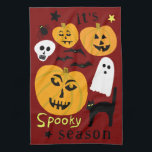 Spooky Season Pumpkins Ghost Bat HALLOWEEN Herbst Geschirrtuch<br><div class="desc">Dekorieren Sie Ihre Küche mit diesem coolen Kunsttuch. Macht ein tolles Halloween,  Hauswärme,  Geburtstag oder Hochzeitsgeschenk! Sie können es auch mit Ihrem eigenen Text anpassen oder die Farben ändern. Karo in meinem Shop für viel mehr Farben und Muster!</div>