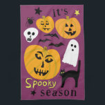 Spooky Season Pumpkins Ghost Bat HALLOWEEN Herbst Geschirrtuch<br><div class="desc">Dekorieren Sie Ihre Küche mit diesem coolen Kunsttuch. Macht ein tolles Halloween,  Hauswärme,  Geburtstag oder Hochzeitsgeschenk! Sie können es auch mit Ihrem eigenen Text anpassen oder die Farben ändern. Karo in meinem Shop für viel mehr Farben und Muster!</div>