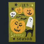 Spooky Season Pumpkins Ghost Bat HALLOWEEN Herbst Geschirrtuch<br><div class="desc">Dekorieren Sie Ihre Küche mit diesem coolen Kunsttuch. Macht ein tolles Halloween,  Hauswärme,  Geburtstag oder Hochzeitsgeschenk! Sie können es auch mit Ihrem eigenen Text anpassen oder die Farben ändern. Karo in meinem Shop für viel mehr Farben und Muster!</div>