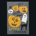 Spooky Season Pumpkins Ghost Bat HAPPY HALLOWEEN Geschirrtuch<br><div class="desc">Dekorieren Sie Ihre Küche mit diesem coolen Kunsttuch. Macht ein tolles Halloween,  Hauswärme,  Geburtstag oder Hochzeitsgeschenk! Sie können es auch mit Ihrem eigenen Text anpassen oder die Farben ändern. Karo in meinem Shop für viel mehr Farben und Muster!</div>