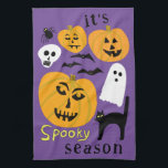Spooky Season Pumpkins Ghost Bat HAPPY HALLOWEEN Geschirrtuch<br><div class="desc">Dekorieren Sie Ihre Küche mit diesem coolen Kunsttuch. Macht ein tolles Halloween,  Hauswärme,  Geburtstag oder Hochzeitsgeschenk! Sie können es auch mit Ihrem eigenen Text anpassen oder die Farben ändern. Karo in meinem Shop für viel mehr Farben und Muster!</div>