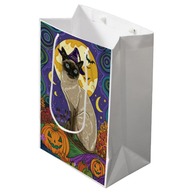 Spooky Siam Cat Halloween Hexe und Kürbis Mittlere Geschenktüte (Vorderseite Schrägansicht)
