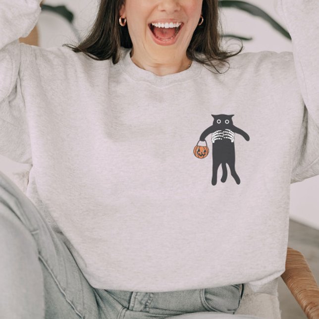 Spooky Skeleton Hand Holding Black Cat Halloween Sweatshirt (Von Creator hochgeladen)