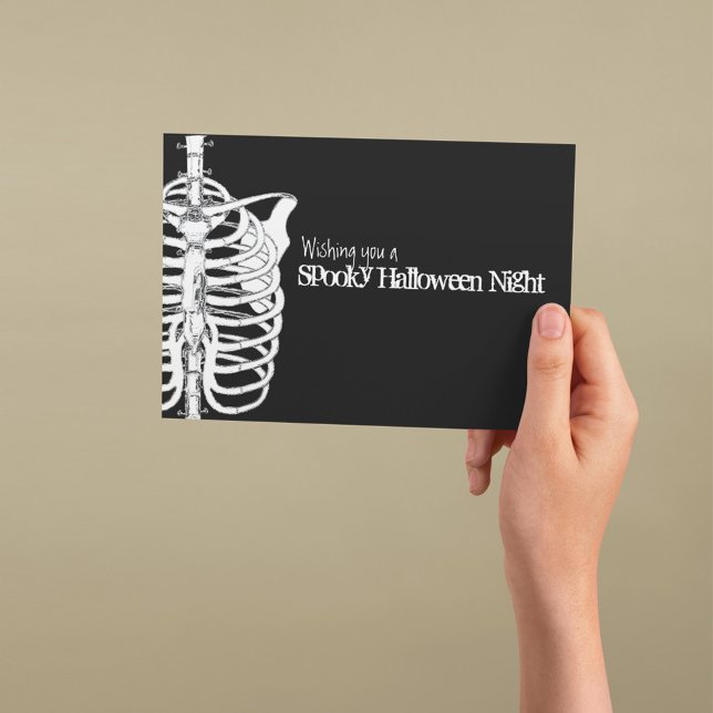 Spooky Skeleton X-Ray Halloween Karte (Spooky Halloween greeting card with skeleton illustration and gothic black background.)