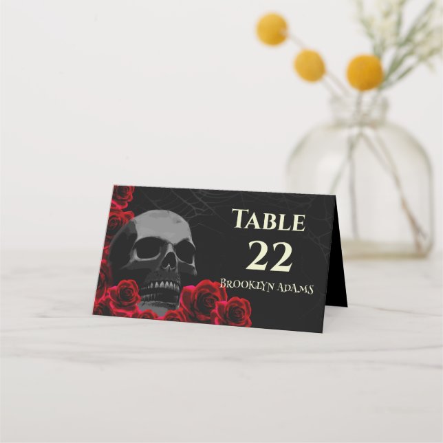 Spooky Skull und Rote Rosen Gothic Halloween Weddi Platzkarte (Vorderseite)