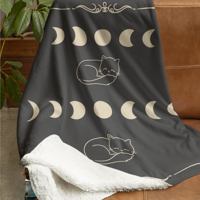 Spooky Snuggles Sherpadecke (Add a touch of spooky elegance to your space with cats and moon phases in champagne gold.)