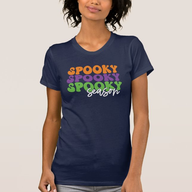 Spooky Spooky Season Retro Typografie T-Shirt (Vorderseite)