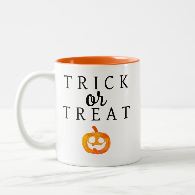 Spooky Trick oder Jack-o'-Laterne Halloween behand Zweifarbige Tasse (Links)