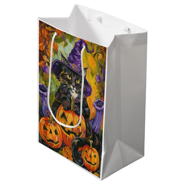 Spooky Tuxedo Katze Halloween Hexe und Pumpkin Mittlere Geschenktüte (Vorderseite Schrägansicht)