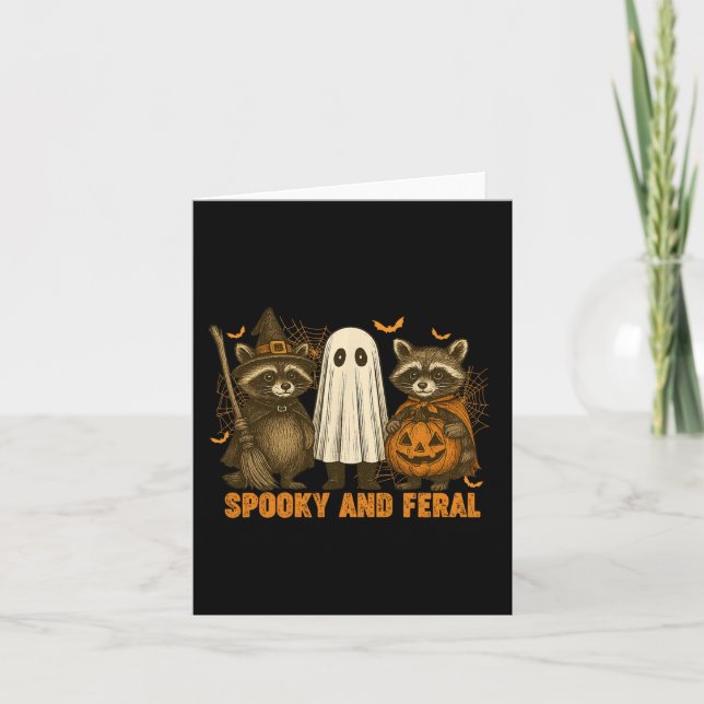 Spooky und Wild Niedlich Ghost Racoon Halloween Co Karte (Vorderseite)