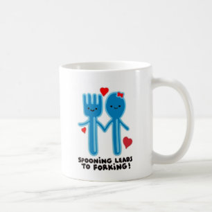 SPOONING FÜHRT ZUM FORKEN KAFFEETASSE