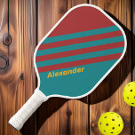 Sport Ruby Reef Streifen mit Namen Pickleball Schläger<br><div class="desc">Das Sport Ruby Reef Stripes mit dem Namen Pickleball Paddle bringt fette, lebendige Streifen in kräftigen Rot-, Rosa- und Orangetönen, die an die atemberaubenden Farben eines Riffs bei Sonnenuntergang erinnern. Sein dynamisches Design verleiht Ihrem Spiel einen spannenden, energiegeladenen Flair, während die Möglichkeit, es mit Ihrem Namen zu personalisieren, garantiert, dass...</div>