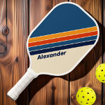 Sport Wüste Retro Regenbogen Streifen mit Namen Pickleball Schläger<br><div class="desc">Fügen Sie Ihrem Spiel einen Berst von Persönlichkeit hinzu, mit dem Sport Desert Retro Regenbogen gestreift mit Name Pickleball Paddle. Dieses Paddel mit lebendigen wüsteninspiriert Regenbogenstreifen verleiht jedem Streichholz eine kühne und farbenfrohe Atmosphäre. Passen Sie es mit Ihrem Namen für eine persönliche Touch an, die es auf dem Hof auseinander...</div>