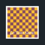 Sports Maroon Gold Karo Team NAME School Colors Serviette<br><div class="desc">Schachbrettmuster in Maron,  Gold mit benutzerdefiniertem GO TEAM NAME! in Weiß. Leicht zu personalisieren Text,  Textfarbe,  Schriftart. Große Party-Dekoration für JEDES Sportteam,  School Spirit Event,  Sportfans,  Collegiate Party,  Unterhaltung für JEDEN Altersgruppen. Modern,  hübsch,  farbenfroh. Mix und Match komplette Team Spirit / Sport / Schule / Preppy Kollektionen von TMCdesigns.</div>