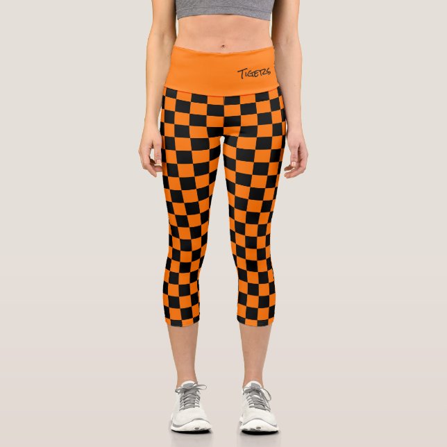 Sportschulfarben Team Name Black Orange Karo Capri Leggings (Vorderseite)
