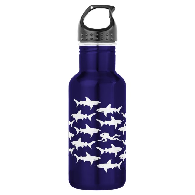 Sporttaucher-Schwimmen mit den Haifischen lustig Trinkflasche (Vorderseite)