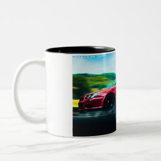 Sportwagen der 2000er Jahre auf der schwarzen Tass Zweifarbige Tasse