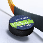Sporty Custom Personalisiert Player Name & Nummer Eishockey Puck<br><div class="desc">Sportliche und lustige personalisierte Hockey-Puck-Sake für Ihren Hockey-Spieler. Unser Design zeichnet sich durch sportliche Marine und grüne Designs mit individuell anpassbaren Farben aus. Personalisieren Sie Ihre persönlichen Daten mit dem Namen des Spielers und der Jersey des Spielers. Design von Moodthology Papery. ** Bitte beachten Sie, dass die Farben im Bereich...</div>