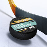 Sporty Custom Personalisiert Player Name & Nummer Eishockey Puck<br><div class="desc">Sportliche und lustige personalisierte Hockey-Puck-Sake für Ihren Hockey-Spieler. Unser Design zeichnet sich durch sportive gelbe und aquamarin blaue Designs mit individuell anpassbaren Farben aus. Personalisieren Sie Ihre persönlichen Daten mit dem Namen des Spielers und der Jersey des Spielers. Design von Moodthology Papery. ** Bitte beachten Sie, dass die Farben im...</div>