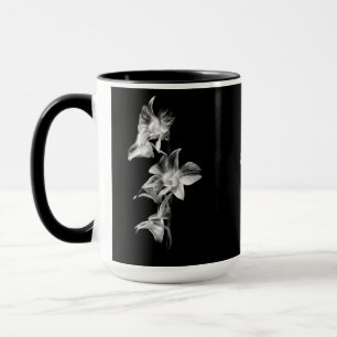 Spray von Orchideen in Schwarz und Weiß Tasse