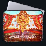 Spread der glänzenden Zitat Gold Gesicht Karussell Laptopschutzhülle<br><div class="desc">"Spread the funkle". Man kann fast die Oom-PA-pa-Musik, abstürzende Symbole und die Auf- und Ab- und Rund-Rund-Bewegung der Frery-Go-Round spüren, wenn man diese goldene und rote Karussell Gesicht Medaillon nah-up Foto neopren Laptop Ärmel. Dieser Laptop-Ärmel ist in drei Größen erhältlich: 15 Zoll, 13 Zoll und 10 Zoll. Ein tolles Geschenk...</div>