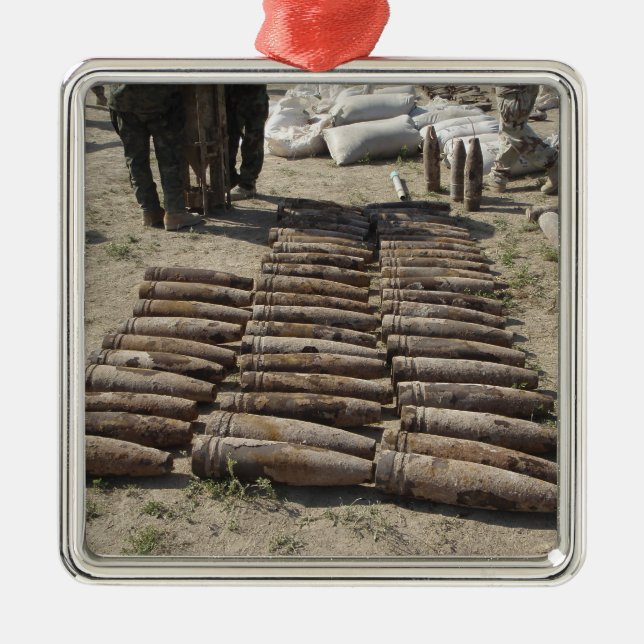 Sprengkörper werden identifiziert und erfunden silbernes ornament (Vorne)