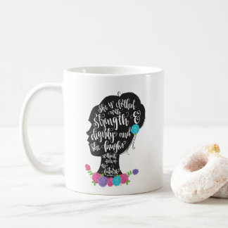 Sprichwort-31:25 Blumenzitat-Hand mit Buchstaben Kaffeetasse