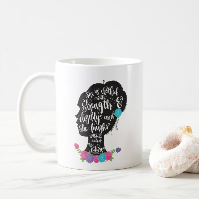 Sprichwort-31:25 Blumenzitat-Hand mit Buchstaben Kaffeetasse (Mit Donut)