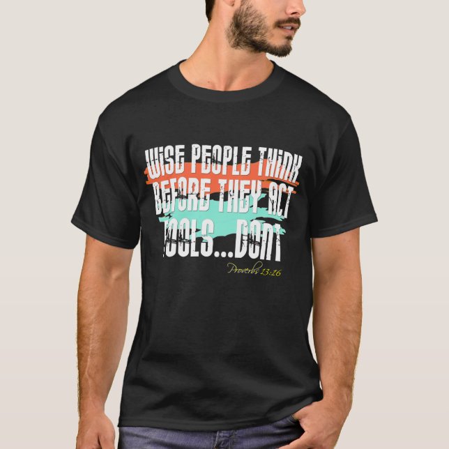 Sprichwörter 13:16 - Kluge Menschen denken, bevor  T-Shirt (Vorderseite)