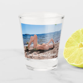 Spring Break Girl Lying on Sandy Beach Schnapsglas