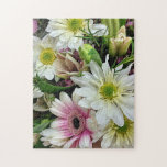 Spring Floral Bouquet mit Daisies<br><div class="desc">Dieses Rätsel enthält ein wunderschönes Foto eines Blumenstraums mit weißen Gänseblüten und rosa Stieren.</div>