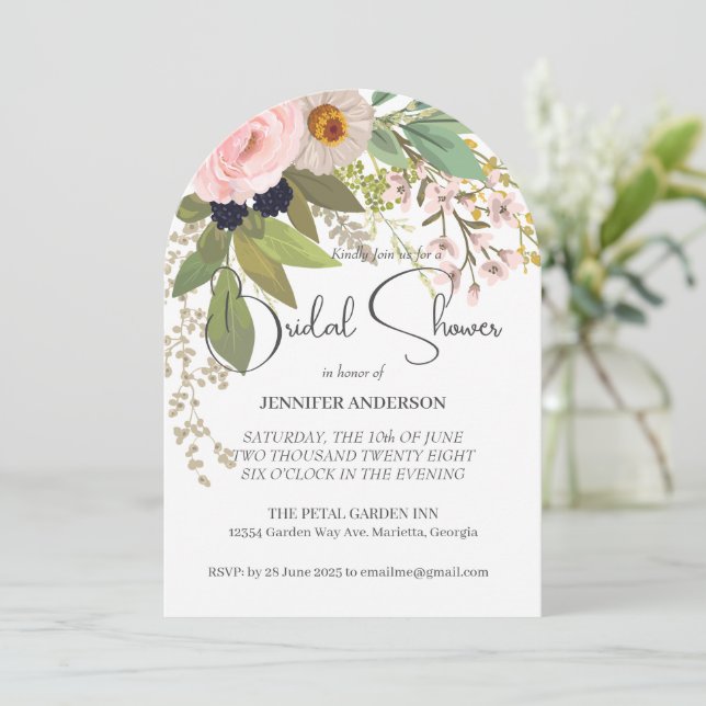 Spring Garden Floral Bouquet Brautparty Einladung (Stehend Vorderseite)