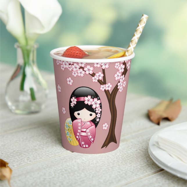 Spring Kokeshi Doll - Niedlich Geisha Girl on Pink Pappbecher (In Situ)