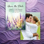 Spring Lavender Floral Wedding Foto Rett Datum Save The Date<br><div class="desc">Schöne Frühjahr/Sommer Hochzeit Speichern Sie die Date-Karte mit lila Lavendel Blumen. Personalisiert mit Ihrem Foto auf der Rückseite. Kaufen Sie gedruckte Exemplare oder bestellen Sie digital,  um sie per E-Mail oder in Ihren sozialen Medien mit Freunden und der Familie zu teilen.</div>