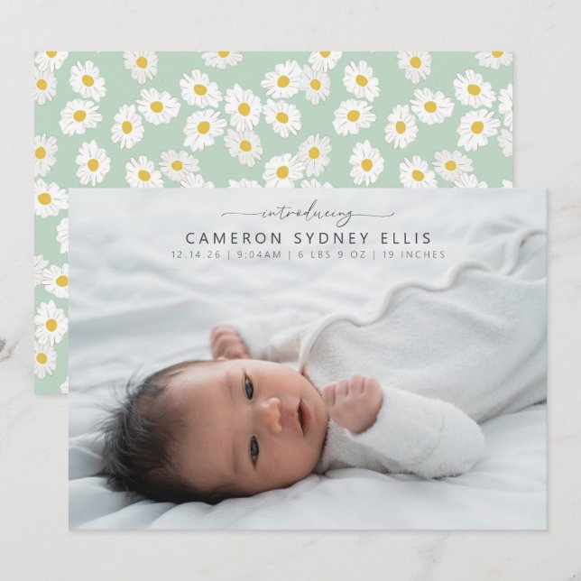 Spring Pastel Sage Green Daisies Baby Foto Birth Ankündigung (Vorne/Hinten)