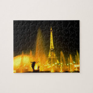 Springbrunnen am weltberühmten Eiffelturm Paris