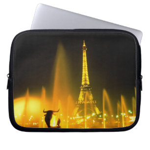 Springbrunnen am weltberühmten Eiffelturm Paris Laptopschutzhülle